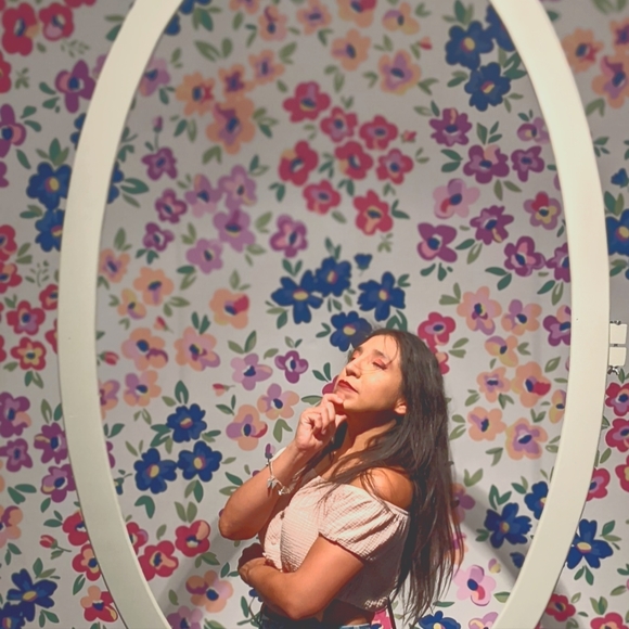 Meet your Posher, April - Picture 1 of 1